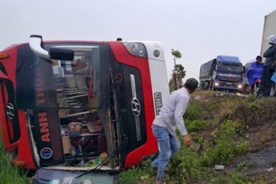 Sáng 30/4: Xe khách 'phơi bụng' dưới ruộng khiến 1 cháu bé tử vong