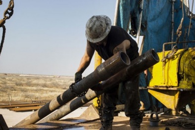Giá dầu giảm mạnh do sản lượng OPEC cao kỷ lục