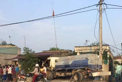 'Hung thần' tông sập dãy nhà dân, bà chủ quán chết thảm khi đang nấu ăn