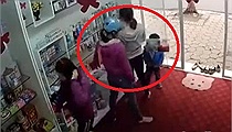 Clip: Người phụ nữ xúi bé trai trộm đồ gây búc xúc trên mạng xã hội