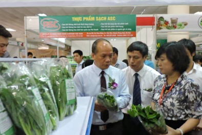 Thứ trưởng Vũ Văn Tám ăn dưa chuột không gọt vỏ ngay tại hội chợ nông sản 