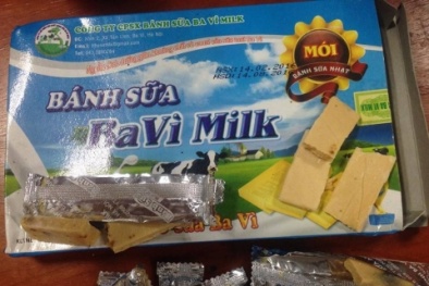 Clip: Hãi hùng bánh sữa Ba Vì Milk mốc đen dù còn hạn 4 tháng