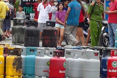 Thanh niên 'ngáo đá' múa dao dọa người rồi đốt cửa hàng ga tự thiêu