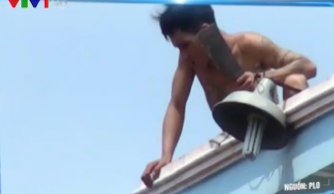 Clip: Thanh niên ngáo đá cầm dao đi diễu phố đòi chém người