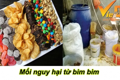 Kinh hãi bim bim 2.000 đồng đủ màu sắc bán cho học sinh ở cổng trường
