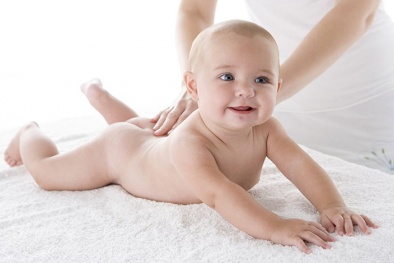 Những lưu ý chăm sóc trẻ sơ sinh mùa nóng mà các bà mẹ nên biết 