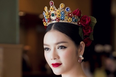 Lý Nhã Kỳ như nữ hoàng khi đội vương miện trên thảm đỏ