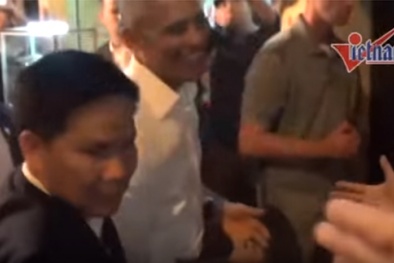 Bí ẩn khoảnh khắc Tổng thống Obama tháo nhẫn cưới đút túi quần ở quán bún chả 