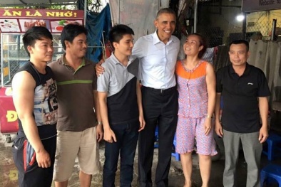 Ảnh ông Obama ghé quán trà đá ở Mễ Trì, vui vẻ bắt tay người dân