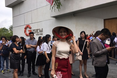 Lan Phương gây chú ý với váy hoa sen và quà ‘độc’ tặng Tổng thống Obama