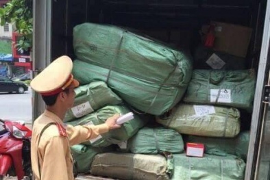 Lại phát hiện xe giả danh xe thư báo chở hàng lậu