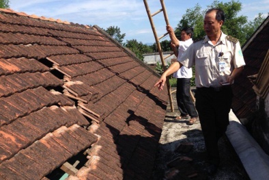 Tin tức thời sự 24h ngày 28/5: Dân 'tố' máy bay hạ cánh làm thủng mái ngói