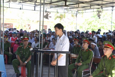 Bộ dạng thất thần của người chồng vượt ngàn cây số giết vợ và tình địch tại tòa