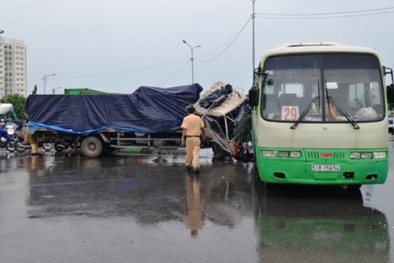 Run rẩy chui ra từ ca bin nát bươm sau tai nạn kinh hoàng