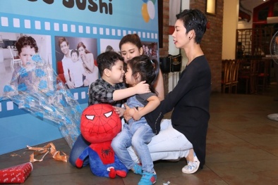 Con trai Trương Quỳnh Anh hôn con gái Xuân Lan trong tiệc sinh nhật