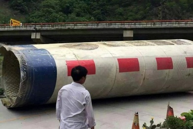 Hoảng loạn nhìn mảnh vỡ tên lửa dài 2m lao như thiên thạch xuống nhà dân