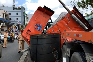Thót tim cảnh cuộn thép hàng chục tấn xé toạc đầu xe container