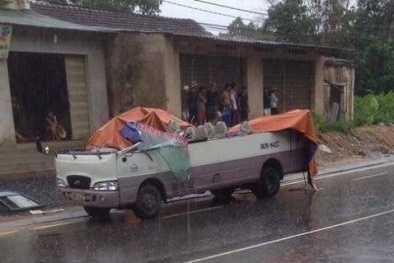 Tai nạn ‘hiếm có khó tin’: Xe khách bị xẻ làm đôi, hành khách đứt gân tay