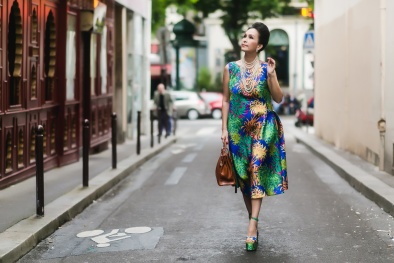 Diễm My 54 tuổi vẫn đi giày cao lênh khênh dạo phố Paris