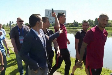 C.Ronaldo gặp rắc rối to khi 'ném micro' của phóng viên xuống hồ