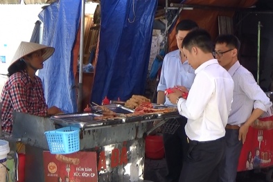 Thực phẩm ‘nghi bẩn’ được lấy mẫu kiểm tra chất lượng