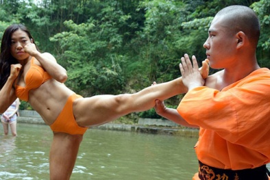 Bộ ảnh hơn 30 người đẹp diện bikini học võ với nhà sư 'gây sốt' cư dân mạng