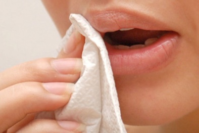 Chuyên gia: Vi khuẩn 'rình rập' khi dùng giấy vệ sinh lau miệng