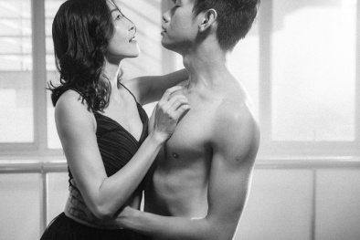 Quang Đăng khoe body sáu múi tuyệt đẹp trong bộ ảnh nhảy đôi 