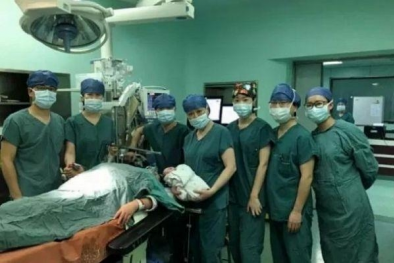 Kỳ lạ cụ bà sinh con ở tuổi 61