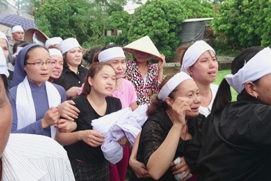 Nước mắt hòa nước mưa tiễn nữ giám thị bị sát hại đi nốt đoạn đường cuối