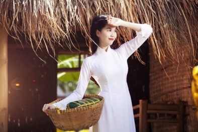 Ngọc Trinh 'nhỏ thó' diện áo dài đẹp chẳng kém Diễm Hương, Ngọc Hân
