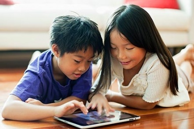 IPad, điện thoại cảm ứng ảnh hưởng nghiêm trọng đến cơ xương của trẻ