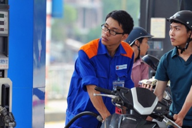 Người tiêu dùng hỉ hả nghe tin giá xăng hôm nay giảm 665 đồng/lít