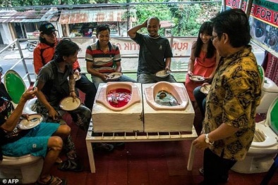 'Buồn nôn' với quán cà phê phục vụ đồ uống đựng trong bồn cầu