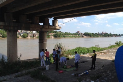 Thấy nằm ngủ trên cầu quá lâu, kiểm tra thấy đã chết
