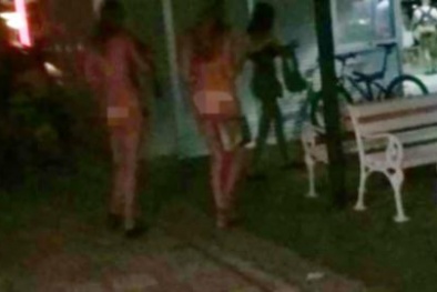 Khu nghỉ mát ‘địa chấn’ vì hai nữ du khách hồn nhiên khỏa thân đi mua đồ