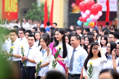 Á hậu 1 Ngô Thanh Thanh Tú rạng ngời ngày về trường cũ