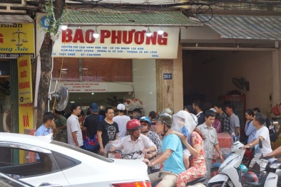 Cảnh xếp hàng mua bánh Trung thu như thời bao cấp tại tiệm bánh Bảo Phương