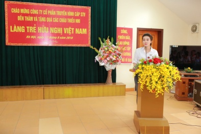 Huyền My hồn nhiên khi đi từ thiện cùng Quang Tèo, Giang Còi