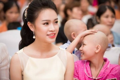 Người đẹp truyền thông Phùng Bảo Ngọc Vân vui tết trung thu với bệnh nhi