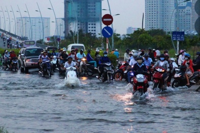 Dự báo thời tiết: Người dân Sài Gòn lội 'bì bõm' vì triều cường và mưa lớn