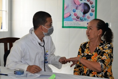 Khám bệnh miễn phí và tặng quà cho 300 hộ nghèo xã đảo Thạnh An