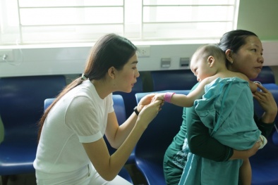 Lệ Hằng hạnh phúc vì mang lại nụ cười cho  trẻ em hở hàm ếch