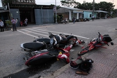 Ô tô Santafe gây tai nạn giao thông, hàng loạt xe máy hư hỏng nặng