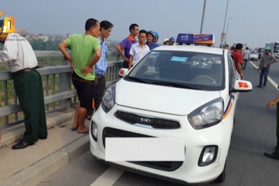 Clip hiện trường: Nghi vấn tài xế taxi nhảy cầu Nhật Tân tự tử