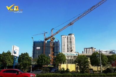 Cẩu tháp tại công trình trụ sở Vinacomin đe dọa tính mạng người đi đường