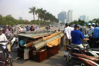 Xe ba bánh chở cồng kềnh gây tai nạn khiến nữ sinh bị thương nặng