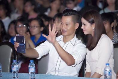 Phạm Hương giản dị hát cùng Đức Tuấn