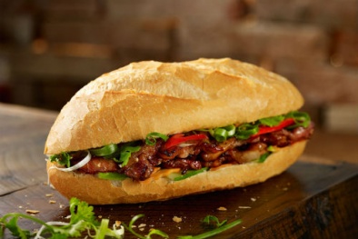 Dân công sở 'phát hờn' vì bán bánh mì vỉa hè làm giàu trăm triệu