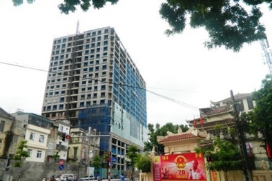 Cắt tầng tòa nhà 8B Lê Trực: Ai chịu trách nhiệm nếu để thiệt hại hàng trăm tỷ đồng?